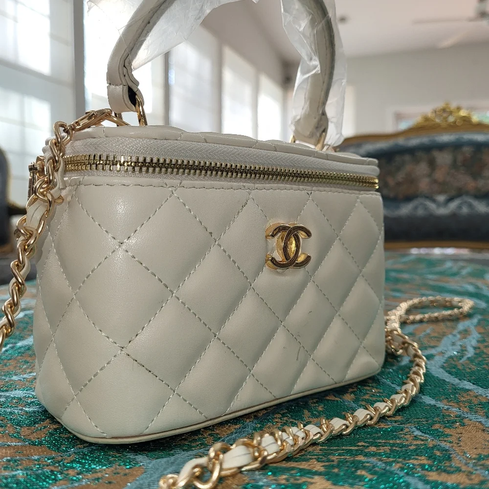 Chanel Ivory Quilted Mini Bag with Gold Details - Picture 4 of 7